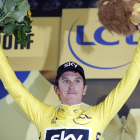 Geraint Thomas se vistió con el maillot amarillo de primer líder del Tour de Francia.