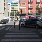 Policia a la plaça Noguerola de Lleida en una imatge d'arxiu.