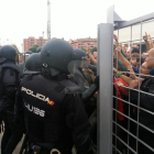 Ciutadans intenten bloquejar el pas dels policies nacionals a l'EOI.