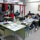 Alumnos del instituto Josep Lladonosa de Lérida realizan las pruebas de evaluación de cuarto de ESO.