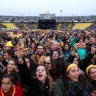 Miles personas piden la libertad de los exconsellers en un concierto para recoger fondos
