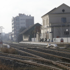 La vías del tren en Balaguer y la estación, que se quiere trasladar 100 metros al sur.