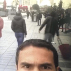 Captura de vídeo que mostra el terrorista al club atacat i una imatge del sospitós.