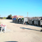 El vigilante de l’Horta, fotografiando unas sillas de plástico y residuos de construcción depositados de forma irregular en la zona de los Tres Pontets