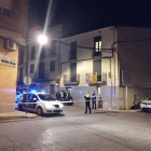 Mossos D'Esquadra ahir a la noche en la vivienda de la calle Major de Bellvís en el cual tuvo lugar el crimen