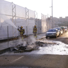 Cremen contenidors al costat del camp de l’Atlètic Segre a Cappont