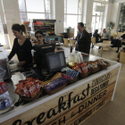 Dos treballadores atenent la nova cafeteria provisional habilitada a l’estació de Lleida Pirineus.