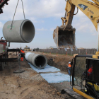 Obras de canalización en Bellvís, donde se sustituye el viejo cauce de tierra por tuberías de hormigón de dos metros de diámetro.