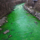 El riu Valira tenyit de verd aquest dijous.