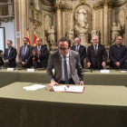 Rull firmó el convenio para el gran pacto del agua en el paraninfo de la Universitat de Cervera.