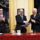 Javier Lambán i Jaume Alsina es donen la mà després de la firma del conveni ahir a Saragossa.