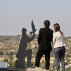 Puigdemont i Serret, al lado del monumento en homenaje a los agentes rurales.