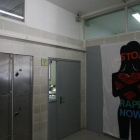 Una cámara en es instituto Guindàvols en un pasillo donde hay taquillas de alumnos.