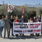 Protesta de trabajadores ante el restaurante el pasado abril.