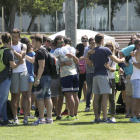 Alumnes de l’Inefc de Lleida s’abracen després de l’acte d’homenatge que se li va tributar ahir a Emili Vicente.
