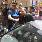 Manifestantes se abalanzaron contra el coche al que subió el obispo, que salió escoltado por la policia. 