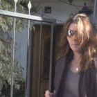 Marga Garau saliendo ayer de casa de su madre en Mallorca.