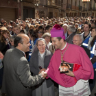 El obispo de Solsona, Xavier Novell, saludando al alcalde de Cervera, Ramon Royes, en una imagen de archivo.
