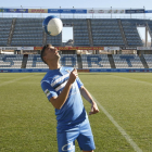 El nou futbolista del Lleida, Marc Nierga, ahir durant la presentació al Camp d’Esports.