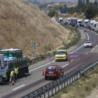 Ayer se registraron colas en Lleida en la autovía al perder parte de la carga un camión.