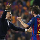 Un Luis Enrique eufórico corre a abrazar a Sergi Roberto que con su gol culminó la proeza europea del Barça.