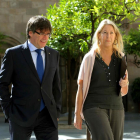El president de la Generalitat, Carles Puigdemont, i la consellera de Presidència i portaveu del Govern, Neus Munté