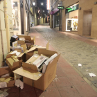 Les botigues de l’Eix Comercial deixen ara els cartrons al carrer a l’acabar la jornada.