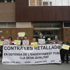 Una protesta ante la sede de Enseñanza en Lleida.