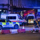Imatge de la zona del London Bridge minuts després de l’atropellament, amb el desplegament de policies i ambulàncies.
