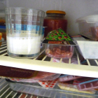 Alimentos conservados en un frigorífico.