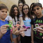 Estudiants del col·legi El Carme de la Bordeta, ahir a l’Eix Comercial de Lleida, utilitzant els ‘spinners’ durant una excursió.