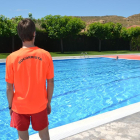 Imatge d’arxiu d’un socorrista en una piscina del Segrià.