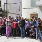 Un grupo de temporeros concentrados ayer en La Granja d’Escarp.