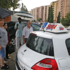 Aspirantes y profesores de autoescuela esperaban ayer por la mañana frente a la sede de la DGT en Lleida para intentar examinarse.