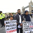 Cientos de personas de todas las religiones guardaron un minuto de silencio ante el Puente de Londres. por las víctimas.