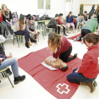 Una de las sesiones formativas impartidas por Creu Roja a alumnos de tercero de ESO del colegio Sagrada Família.