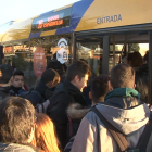 Alumnos subiendo al autobús en la Caparrella.