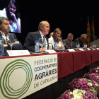 Ramon Sarroca, al costat de la consellera Meritxell Serret, es dirigeix a l’assemblea de la FCAC.