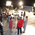 El director, Román Parrado, donant instruccions als actors en un moment del rodatge al Magical.
