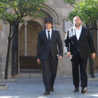 Carles Puigdemont i Oriol Junqueras es dirigeixen a la reunió del Consell Executiu.