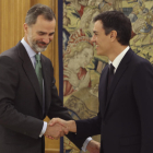 El rey saluda al secretario general del PSOE, Pedro Sánchez, a quien recibió en el Palacio de la Zarzuela.