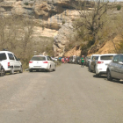 Invasión de coches en ambos lados del camino de la carretera local de Sant Esteve el año pasado. 