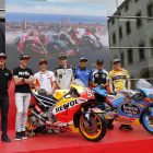 Marc y Àlex Màrquez junto a otros pilotos del Mundial durante la presentación ayer del gran premio.