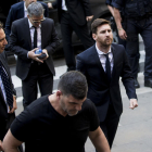 Leo Messi y su padre Jorge, detrás, a su llegada a la Audiencia de Barcelona en junio de 2016.