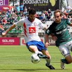 Aitor Núñez (esquerra, amb samarreta blanca), durant un partit amb el Rayo Majadahonda.