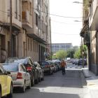 Vista del carrer Girona, amb les voreres molt estretes.