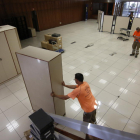 Operarios de Shalom retiraban ayer gran parte de los muebles de la planta baja del edificio. 