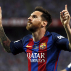 Leo Messi hace su habitual dedicatoria tras marcar un gol la pasada temporada.