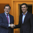 El president del Govern central, Mariano Rajoy, i el secretari general del PSOE, Pedro Sánchez, es van reunir al Palau de la Moncloa.