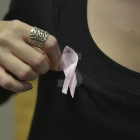 Un llaç solidari contra el càncer de mama.